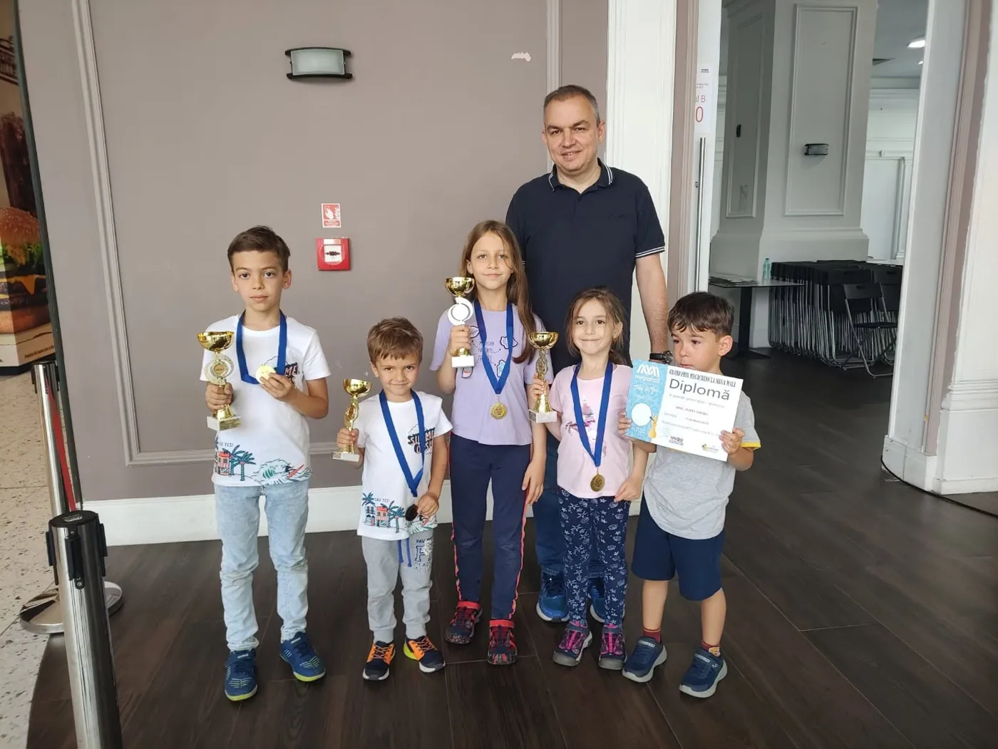 Copii cu medalii și cupe