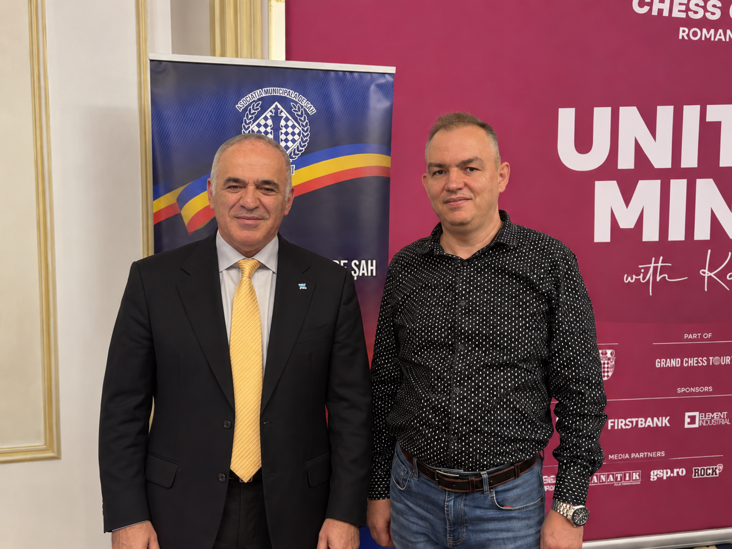 Bogdan Ulian alături de un oficial de șah la un eveniment al Clubului Viitorii Campioni