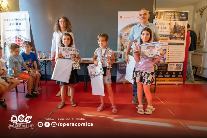 Premiantele primei ediții împreună cu organizatorii