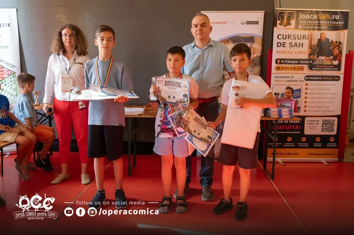 Premianții unei categorii alături de organizatori