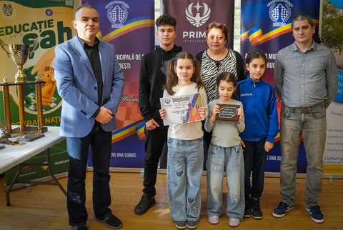 Copii premiați la un concurs de șah, alături de organizatori