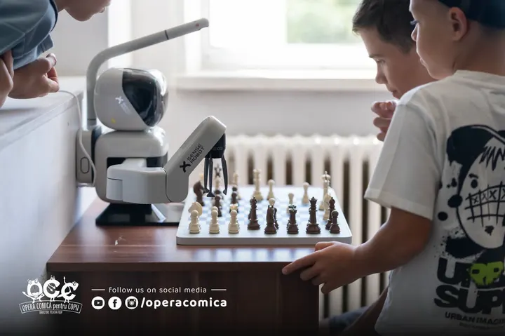 Copii jucând șah cu robotul SenseRobot