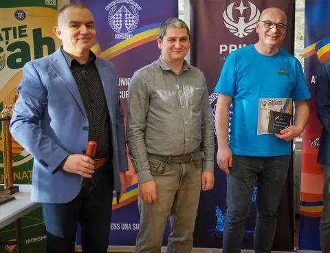Organizatori și participant premiat la concursul de șah