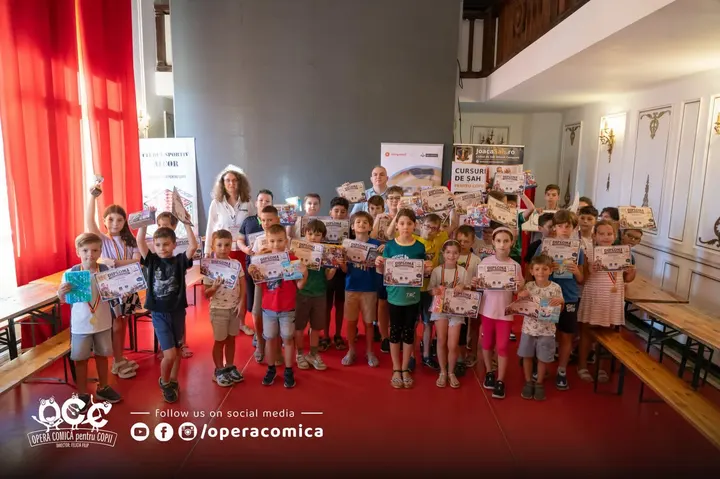 Participanții primei ediții, împreună cu organizatorii
